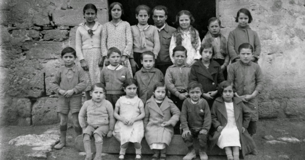 24/4  XERRADA PRESENTACIÓ DE LA ASOCIACIÓN ESCUELA ANTONI BENAIGES:ORIGEN, PRESENT I PROJECTES DE FUTUR. &bsol;&bsol;&bsol; RELLA
