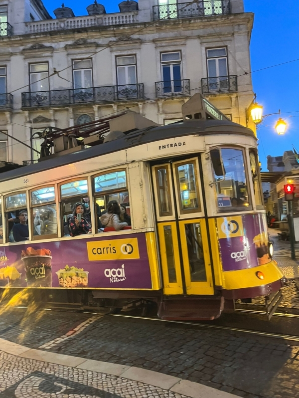 VISITA A DUES ESCOLES D'OEIRAS (Portugal) &bsol;&bsol;&bsol; RELLA