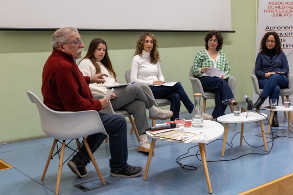VIDEO I COMENTARI DEL TOC D'INICI I TAULA RODONA  SOBRE EDUCACIÓ &bsol;&bsol;&bsol; RELLA